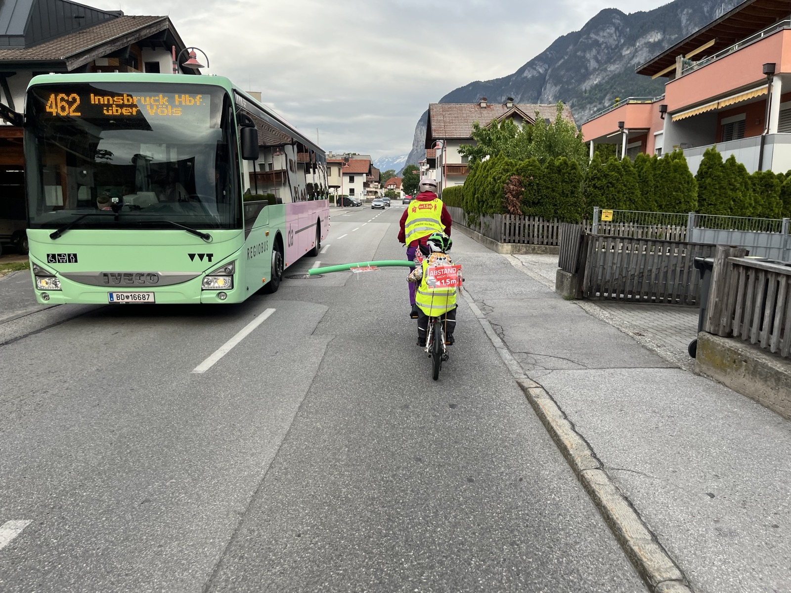 Grafische Darstellung eines am Radfahrer links vorbeifahrenden Autos mit deinem Minstastabstand von 1,5 Meter