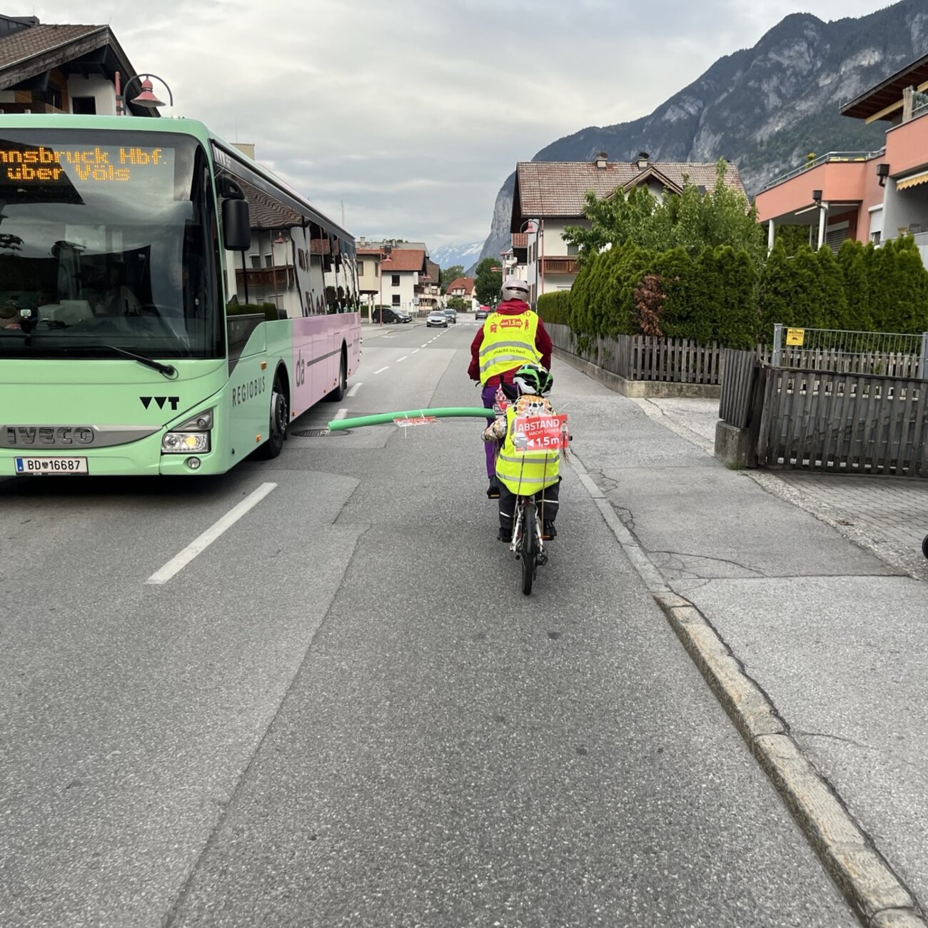 Grafische Darstellung eines am Radfahrer links vorbeifahrenden Autos mit deinem Minstastabstand von 1,5 Meter