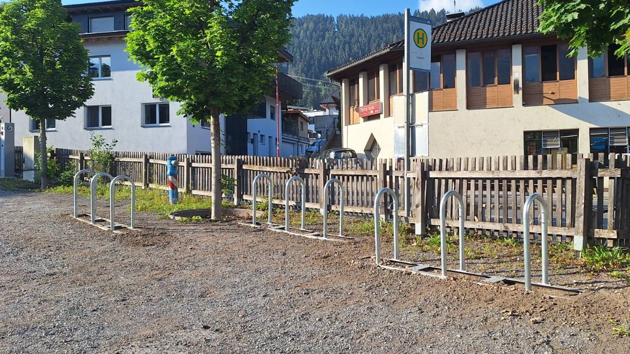 Bild der neuen Fahrradabstellanlage mit 6 Anlehnbügel für 18 Räder