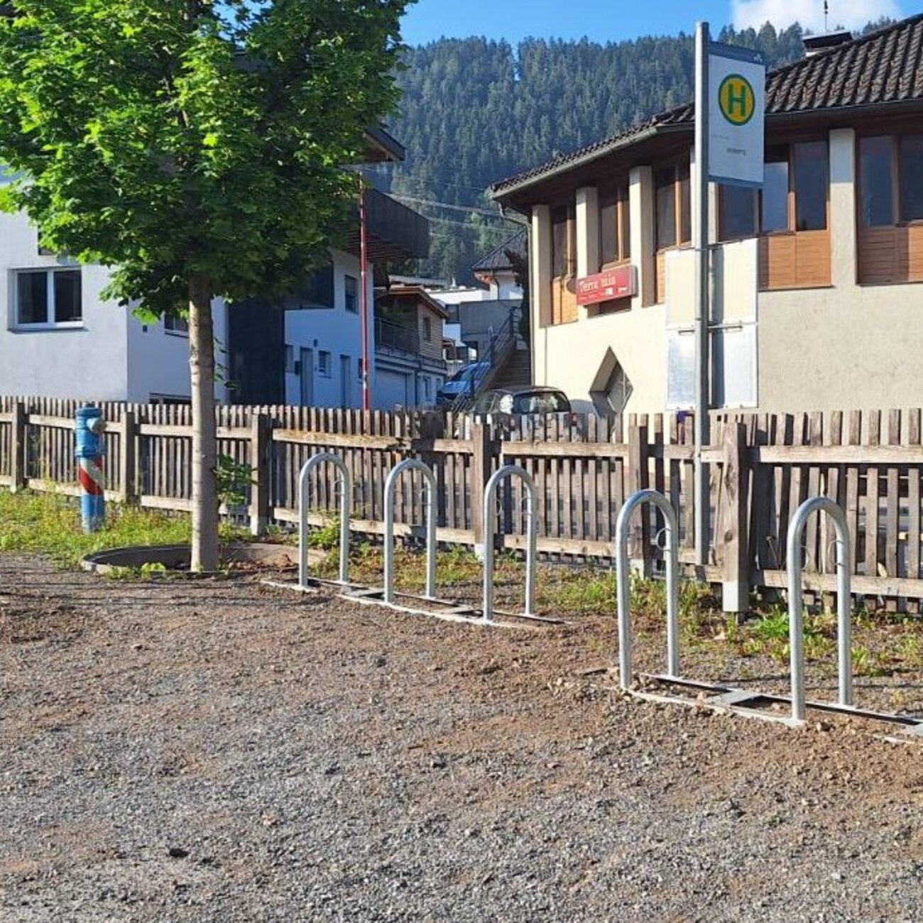Bild der neuen Fahrradabstellanlage mit 6 Anlehnbügel für 18 Räder