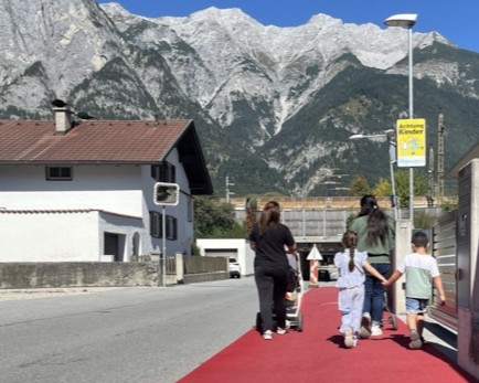Eine Familie braucht die ganze Breite unseres rogten Teppichs.